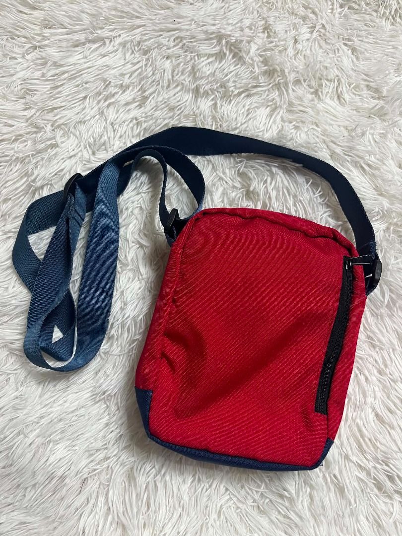 Converse Sling Bag (Category: Sling Bags) located in Manila. Submitted by senggggg. (Listing ID 1461300694, Image 3). Description: good condition working zip minimal sign of use .