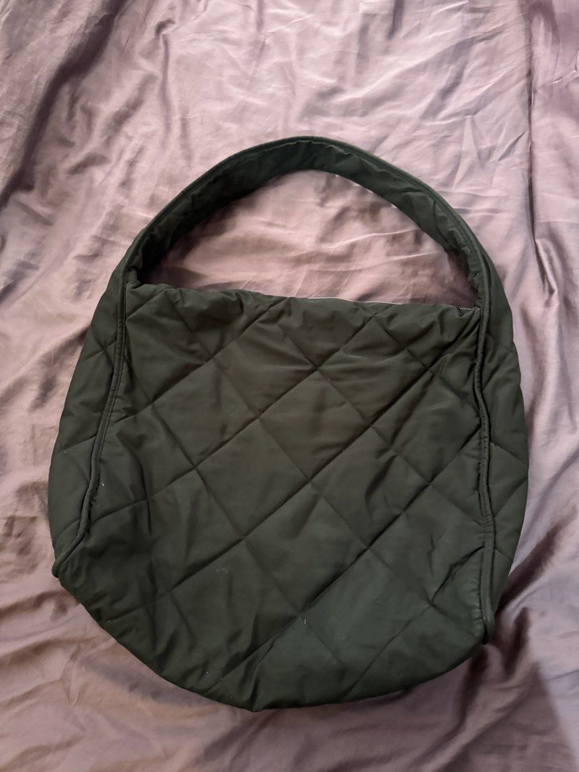 COS BAG (Category: Tote Bags) located in Manila. Submitted by ioeeon (Listing ID 1461192798, Image 2). Description: NEGOTIABLE PRICE; no refunds Versatile COS big bag used as a travel bag, school bag and the quality is still like new with minimal signs of use bought in COS TAIWAN back in 2023 and haven’t used it in a while since I already have a new bag that I use so I’m letting this one go already happy to send more pictures if requested.