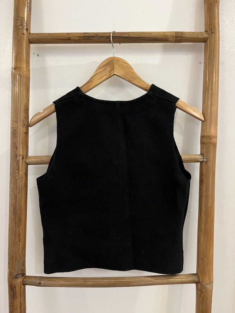 COS black vest (Category: Sleeveless) located in Rizal. Submitted by jn_mdl (Listing ID 1461231411, Image 3). Description: .