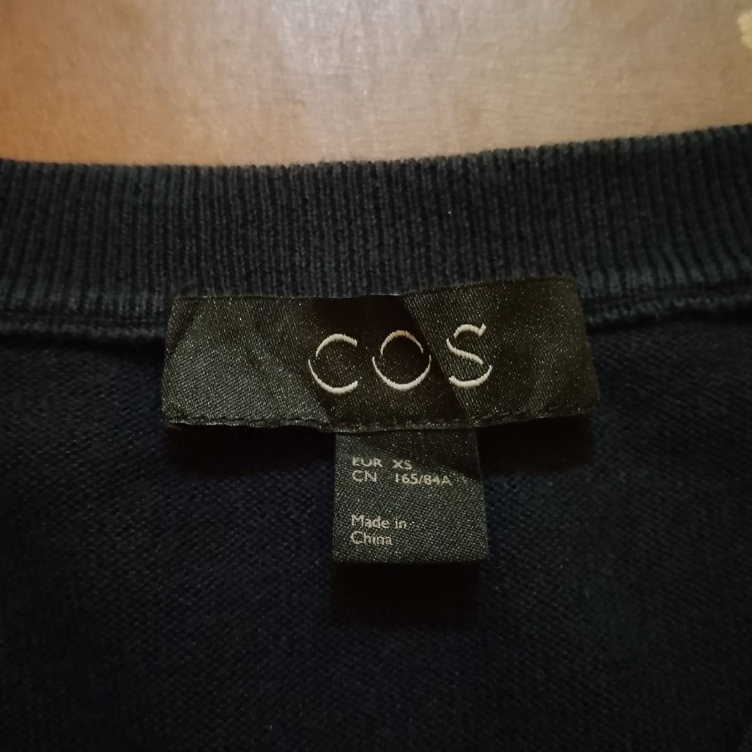 COS Fine Knit V Neck Single Stitch Stretchable Tee (Category: Tshirts & Polo Shirts ) located in Cagayan de Oro. Submitted by drp.central (Listing ID 1461171594, Image 3). Description: Dimes: W - 16.5" L - 26" Color: Black Complete tags ✅ Color Rate: 10/10 Condition: 10/10 Issue: None No return/ refund Can ship using J&t 🏷️- P380 +sf.