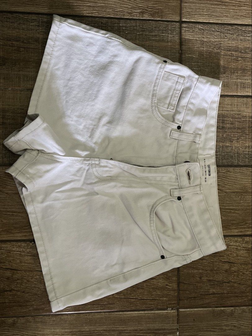 Cotton On Mom Short (Category: Shorts) located in Mandaluyong City. Submitted by yanna_02501 (Listing ID 1461172849, Image 2). Description: .