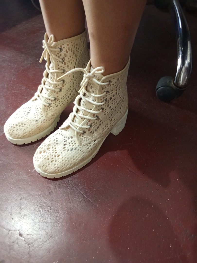 Cream white boots (Category: Boots) located in Meycauayan. Submitted by midori021 (Listing ID 1461125909, Image 1). Description: 230 on tag can fit 6-7 seldom used, nakatago lang needs cleaning may mga peels and crack sa loob pero it's still in good used condition.