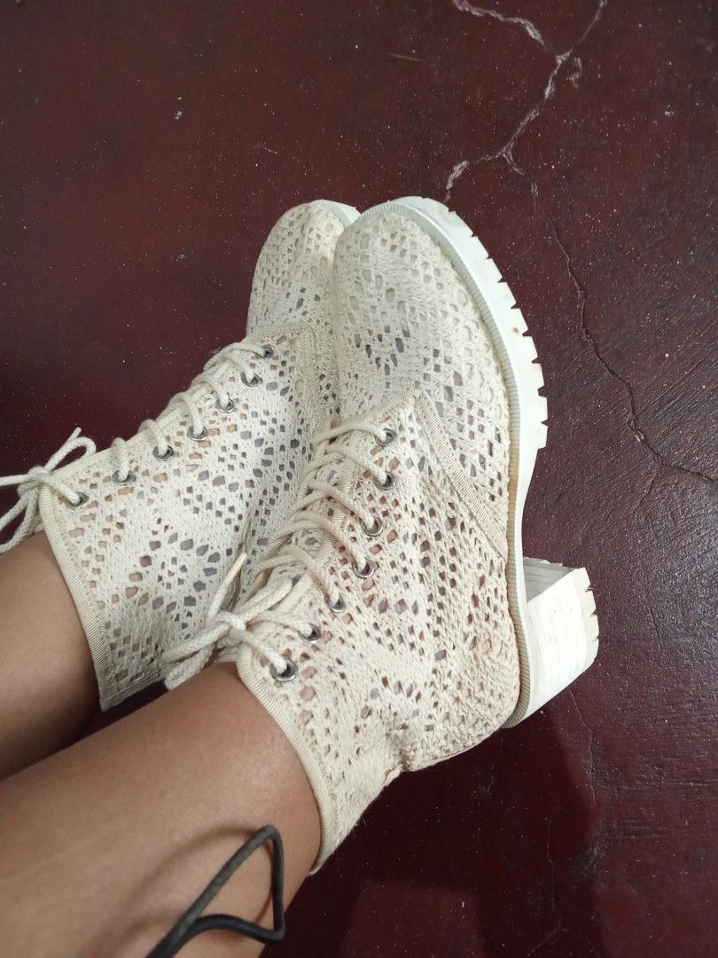 Cream white boots (Category: Boots) located in Meycauayan. Submitted by midori021 (Listing ID 1461125909, Image 2). Description: 230 on tag can fit 6-7 seldom used, nakatago lang needs cleaning may mga peels and crack sa loob pero it's still in good used condition.
