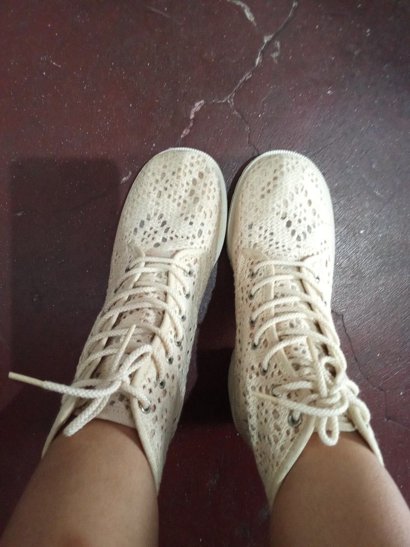 Cream white boots (Category: Boots) located in Meycauayan. Submitted by midori021 (Listing ID 1461125909, Image 3). Description: 230 on tag can fit 6-7 seldom used, nakatago lang needs cleaning may mga peels and crack sa loob pero it's still in good used condition.