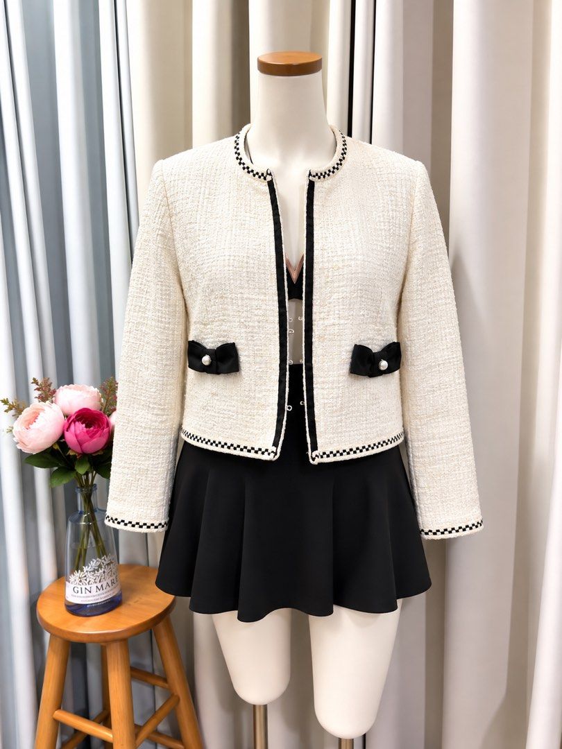 Cream White Tweed Cropped Blazer (Category: Coats, Jackets and Outerwear) located in Taguig. Submitted by vm.co (Listing ID 1461317817, Image 1). Description: Perfect for: • Corporate office wear • Business travel • Smart casual outfits • Rainy or cool weather • Capsule wardrobe • Everyday sophisticated styling Condition: Appears to be in very good preloved condition with no visible major stains, tears, or discoloration in the photo. A light stea