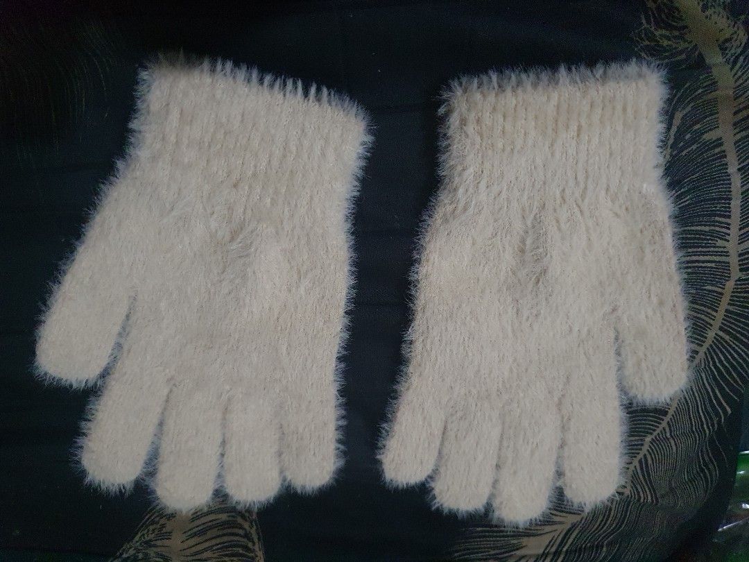 Cream women winter Gloves (Category: Gloves) located in Quezon City. Submitted by collectionneursonline88 (Listing ID 1461321619, Image 1). Description: - Super soft and warm fuzzy knit gloves - Cream color - Cozy addition to any winter outfit - Nice stretch for a comfortable fit - Great for keeping hands toasty on chilly days 🔄 Meetups Balintawak Camachile 7/11 Quezon City 🛵 Shipping : - Lalamove ( except Provincial) - Flash Express - GogoExpr