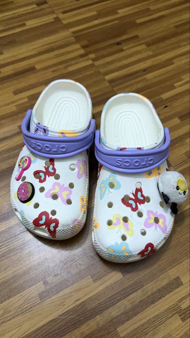 Crocs for Kids (Category: Slippers and slides) located in Manila. Submitted by iamcv8 (Listing ID 1461246708, Image 1). Description: Crocs for kids Size J2 Used but not abused Charms included.