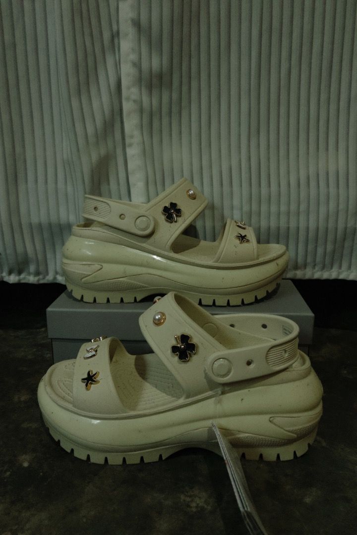 CROCS MEGA CRUSH SANDALS (Category: Sneakers & Footwear) located in Mansalay. Submitted by czarithrift2.0 (Listing ID 1461238346, Image 1). Description: CROCS MEGA CRUSH SANDALS condition: 9/10 - needs cleaning - brand new with tag - mall pull out - size 40 .