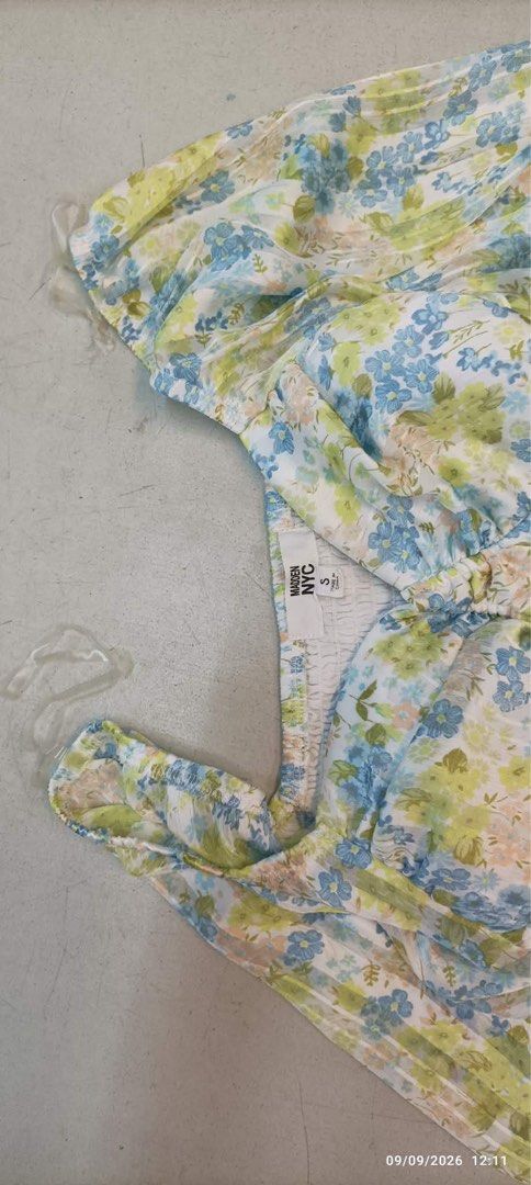 Crop Top/Blouse (Category: Blouses) located in Taytay. Submitted by crisha14344 (Listing ID 1461157986, Image 2). Description: Floral puff-sleeve crop top(not full dress) Hindi masyado ginamit Offer lang po kayo.