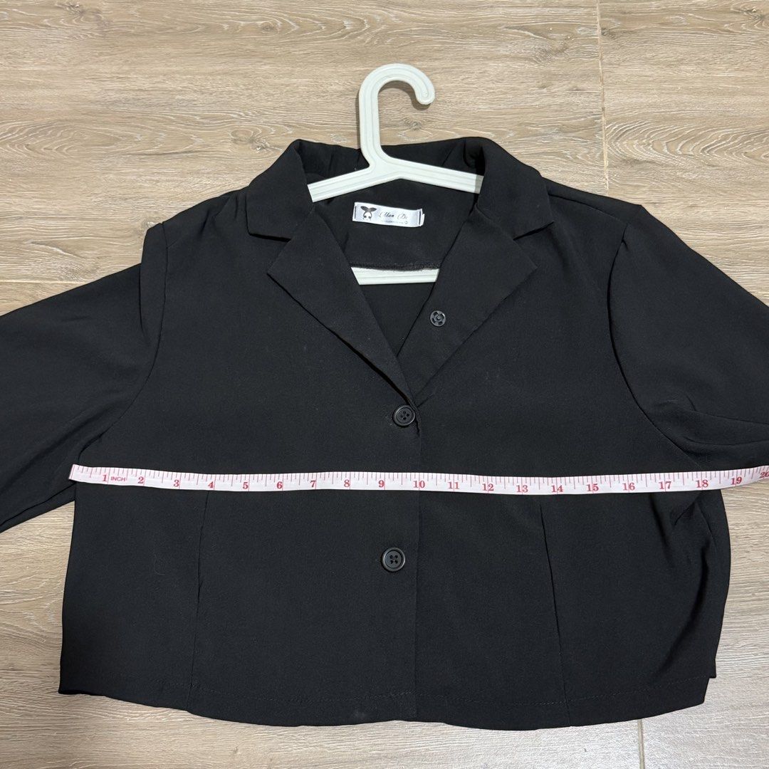 Cropped Polo (Category: Blouses) located in Mandaluyong City. Submitted by pl.closet (Listing ID 1461165421, Image 2). Description: Med-Semi Large fit Cropped .