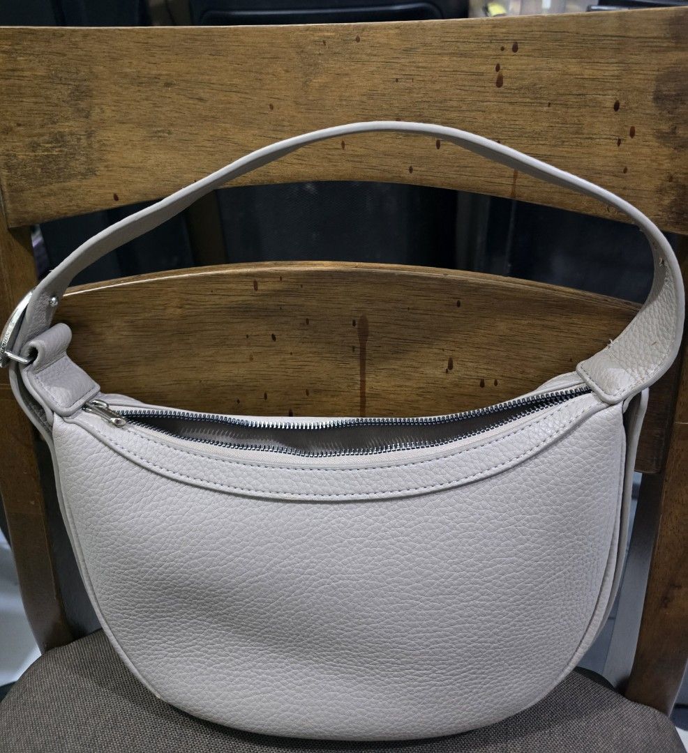 Cross body bag David Jones (Category: Cross-body Bags) located in Taguig. Submitted by mayann05 (Listing ID 1461244816, Image 2). Description: Declutter...selling low may sign of usage po. Slightly negotiable..