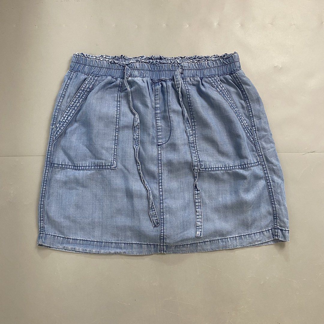 Dakota Blue 🌸 | Lightweight Denim Pull-On Skirt (Category: Skirts) located in Bulacan. Submitted by orc.ph (Listing ID 1461249711, Image 1). Description: Dakota Blue 🌸 | Lightweight Denim Pull-On Skirt Material Used: Cotton -Light Wash Denim -Elasticized Paperbag-Style Stretch Waistband with Drawstring -Large Front Patch Pockets -A-Line ‎-Size: L-XXL ‎-Waistline: 34"-40" ‎-Length: 19” ‎-Model: ‘’5’6, Waistline 28- Small to Medium Frame ‎ ‎Prist