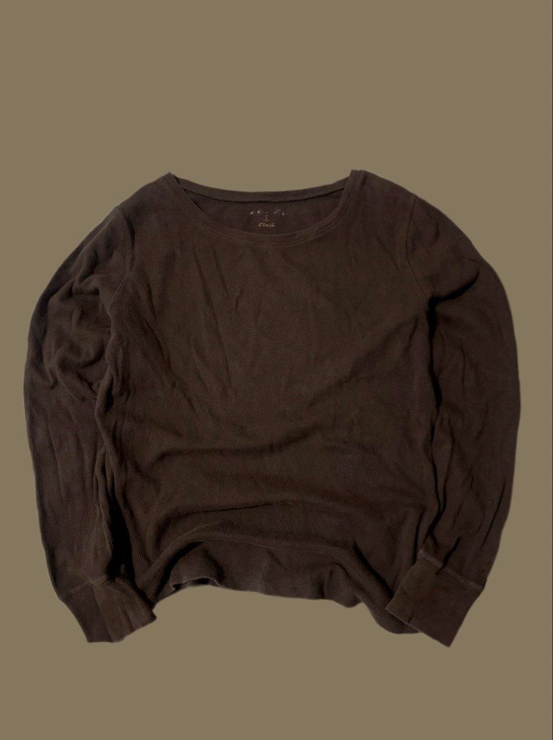 dark brown sweater (Category: Coats, Jackets and Outerwear) located in Naga. Submitted by cydie.finds (Listing ID 1461311302, Image 1). Description: •naga city,camsur -jnt/meetup •gcash.