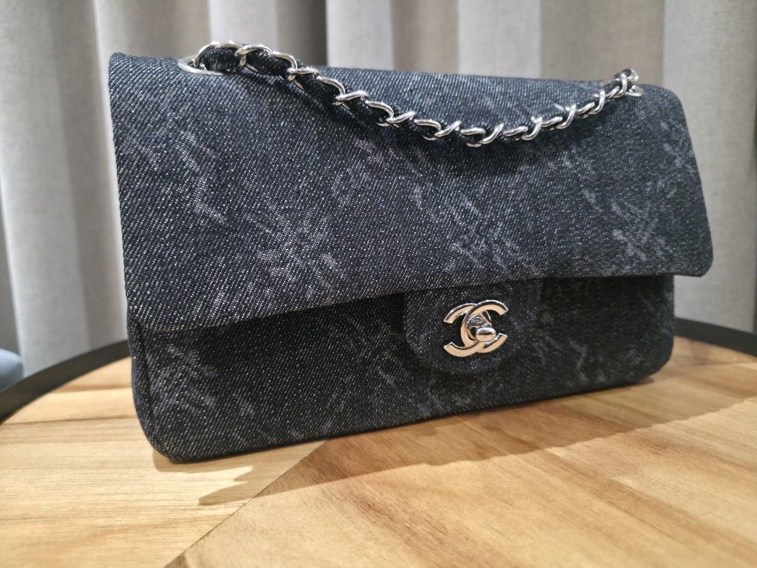 Denim Double Flap 26cm (Category: Shoulder Bags) located in Dasmarinas. Submitted by velourvaulte (Listing ID 1461261059, Image 1). Description: A timeless denim classic with a beautiful quilted finish — casual enough for everyday wear while still giving that effortlessly elegant look. ✨ Complete inclusions • Bag • Original box • Dust bag • Cards / papers • Complete accessories A beautiful piece for collectors who love the classic double-flap sil
