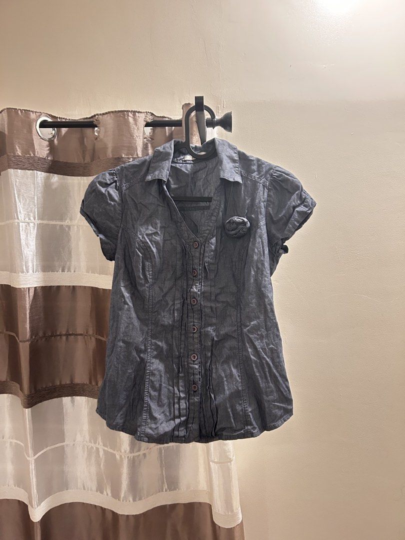 denim v neck top (Category: Blouses) located in Quezon City. Submitted by manqofloater (Listing ID 1461245727, Image 1). Description: s-m.