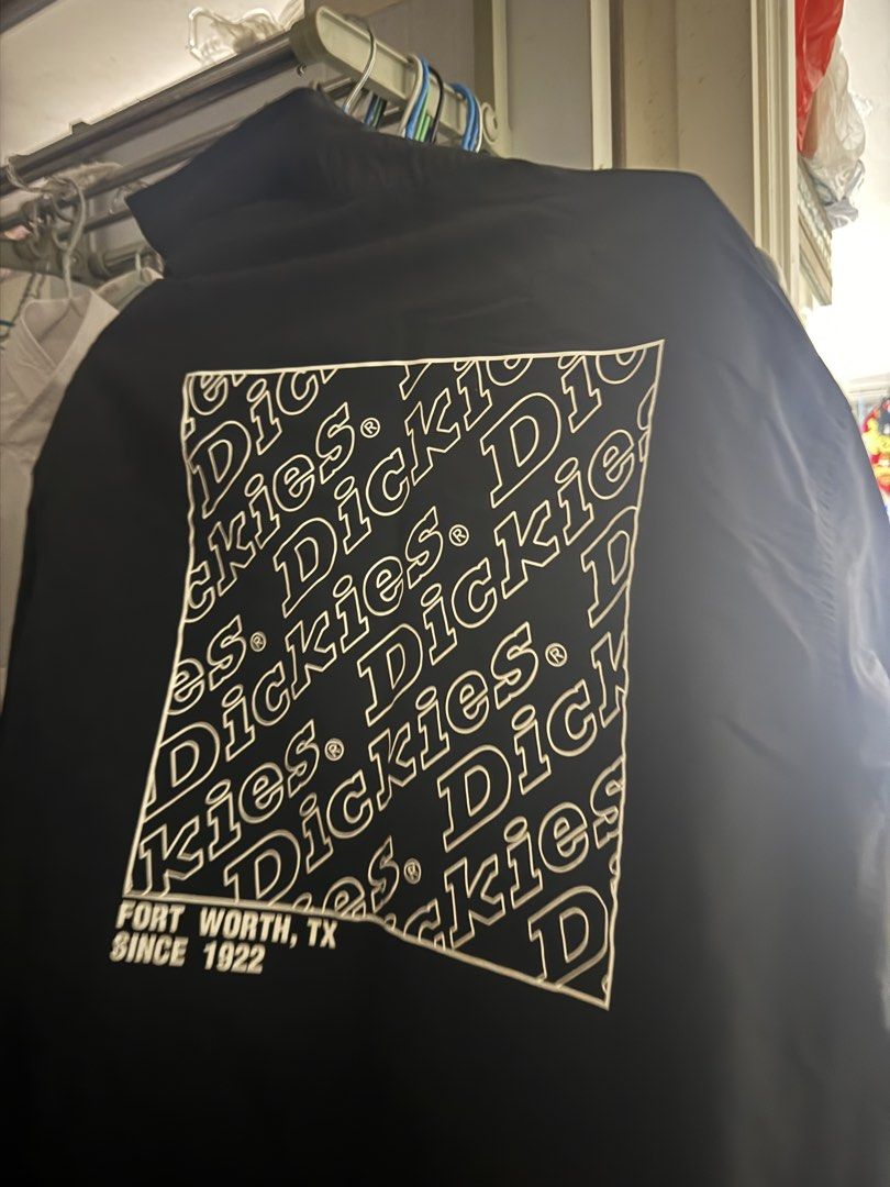Dickies 黑色長袖恤衫外套 （分類：西裝）位於 Hong Kong。 由 cynnN 提交（商品編號 1461270668，圖片 3）。簡介： Dickies 恤衫外套，黑色。前面有兩個袋，左邊有 Dickies 標誌貼布。背面有 Dickies 經典圖案同埋 Fort Worth, TX 字樣。著落好有型，適合日常著用。 啱啱買發現唔啱size 但係冇得退😞。