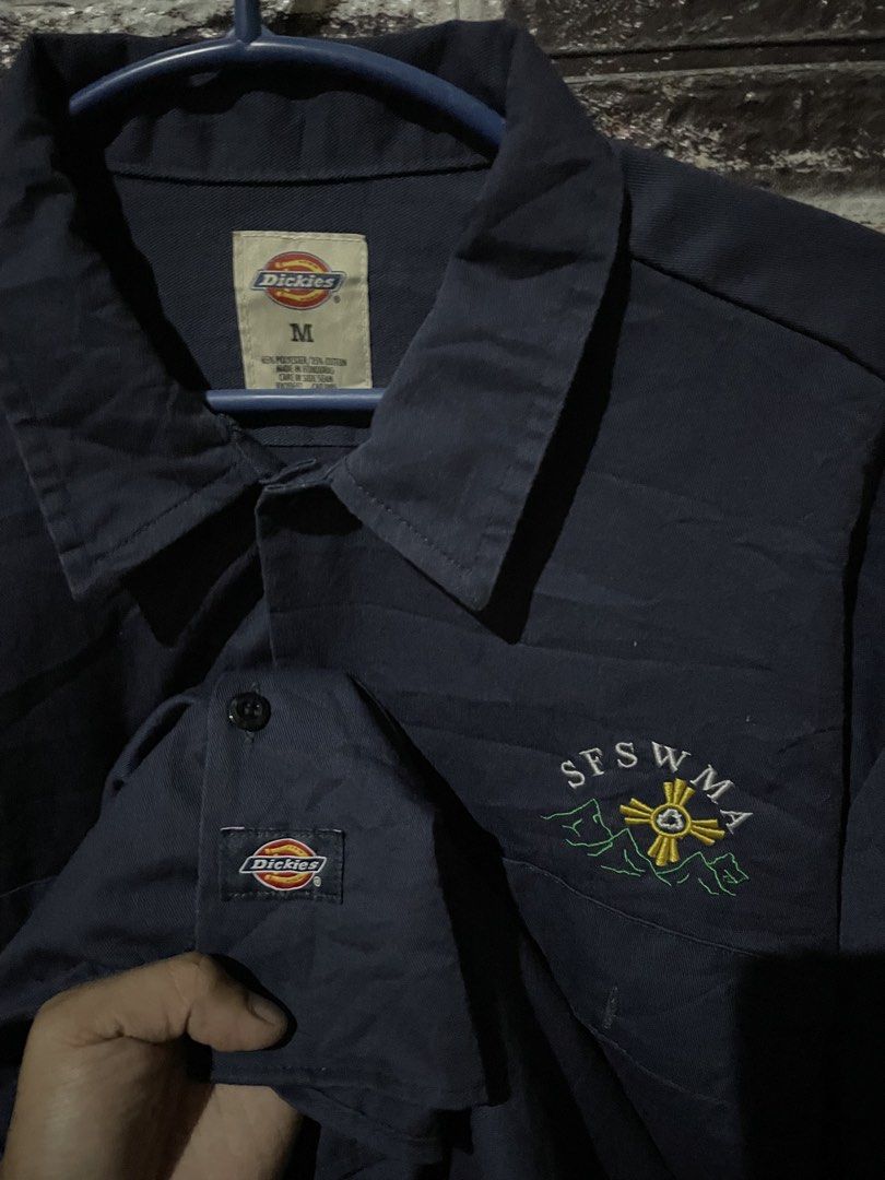 Dickies Work Shirt Navy Blue Size M (Category: Tshirts & Polo Shirts ) located in Caloocan City. Submitted by karl.lucyy1405 (Listing ID 1461243495, Image 2). Description: - Navy blue Dickies work shirt - Size: Medium (M) - Small embroidered logo on chest - Button-up front - Two chest pockets - Made in Honduras - Ideal for everyday wear or work.