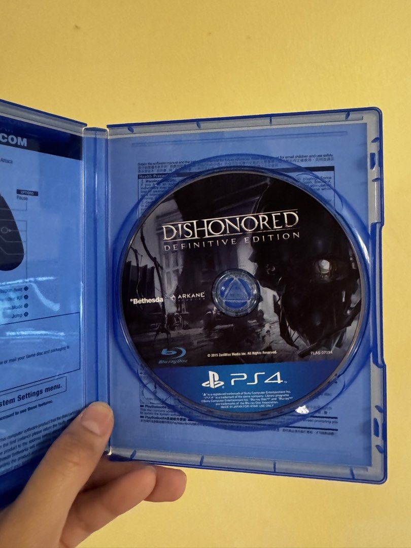 Dishonored Definitive Edition PS4 Game (Category: PlayStation) located in Pasig City. Submitted by itsyaboyjed (Listing ID 1461167720, Image 2). Description: - Dishonored Definitive Edition for PS4 - Includes game disc and case - Explore a unique world - Master supernatural abilities - Perfect for stealth and action game fans.
