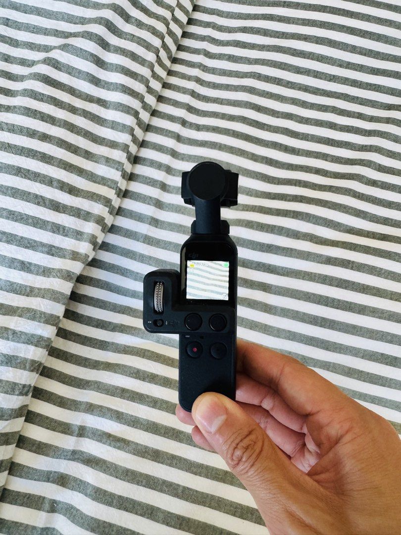 DJI Pocket 2 （分類：攝錄機）位於 Hong Kong。 由 cityboymillennial 提交（商品編號 1461158069，圖片 2）。簡介： 呢個係我嘅愛心嘅DJI。因為買咗新款DJI pocket，所以就買呢個。雖然鏡頭邊邊有少少刮到，但係其實完全影響唔到攝影。呢個係連套。 Selling this as I bought a new DJI. Hope you enjoy it! There are some scratches on the back and on the edges of the camera, but this does not affect any of the videos or the screen.。