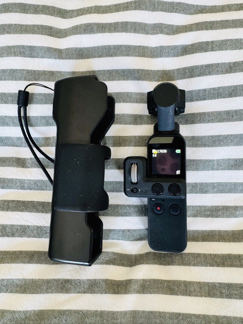 DJI Pocket 2 （分類：攝錄機）位於 Hong Kong。 由 cityboymillennial 提交（商品編號 1461158069，圖片 1）。簡介： 呢個係我嘅愛心嘅DJI。因為買咗新款DJI pocket，所以就買呢個。雖然鏡頭邊邊有少少刮到，但係其實完全影響唔到攝影。呢個係連套。 Selling this as I bought a new DJI. Hope you enjoy it! There are some scratches on the back and on the edges of the camera, but this does not affect any of the videos or the screen.。