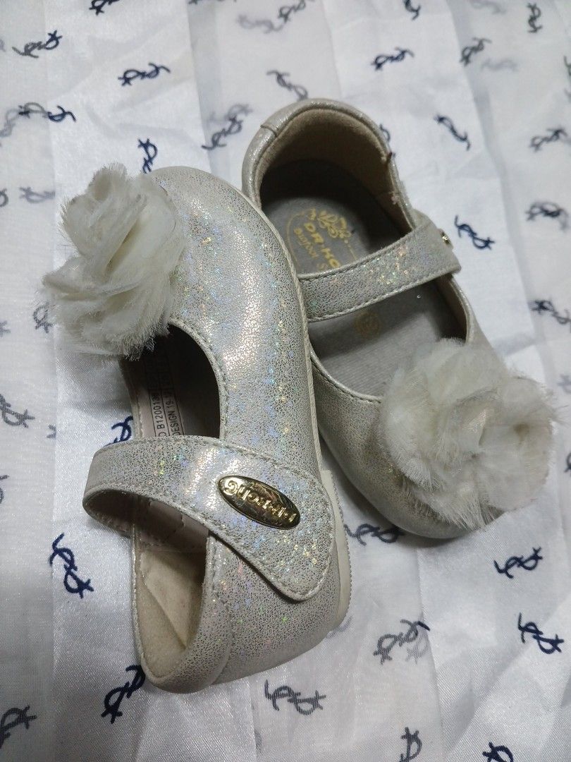 Dr. Kong Baby Shoes (Category: Babies & Kids Fashion) located in La Trinidad. Submitted by dashopperist (Listing ID 1461225511, Image 2). Description: - Adorable silver glitter shoes for your little one. - Features a sparkly strap for a secure and stylish fit. - Decorated with a fluffy flower accent on the front. - Sole includes a grip pattern for enhanced stability and safety. - Designed for easy on and off. - Perfect for parties, special occasi