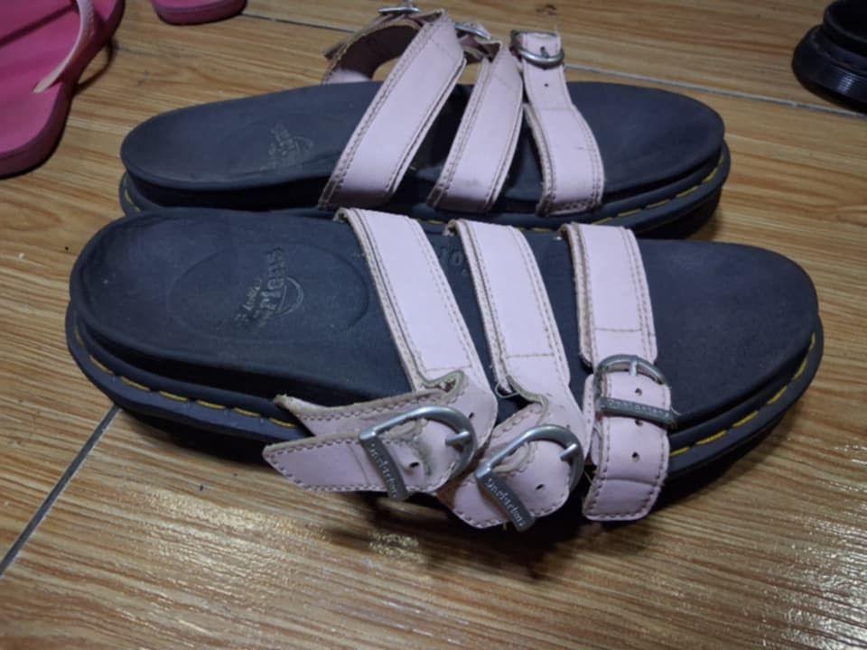 Dr martens sandal (Category: Slippers and slides) located in Koronadal. Submitted by glads08089 (Listing ID 1461236473, Image 2). Description: Dr martens sandal size 39 in tag.