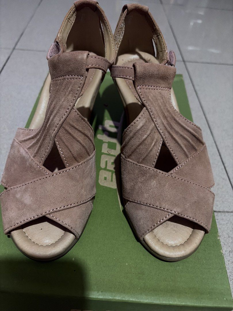 Earth Curvet Blush Suede Wedge Sandals Size 7.5 (Category: Wedges) located in Las Pinas. Submitted by ces0427 (Listing ID 1461127708, Image 2). Description: - Brand: Earth - Model: Curvet - Size: 7.5 Women's - Color: Blush - Material: Suede - Design: Criss-cross straps with cutouts - Features: Adjustable ankle strap - Condition: Comes with original box - Style: Perfect for dressing up or down.