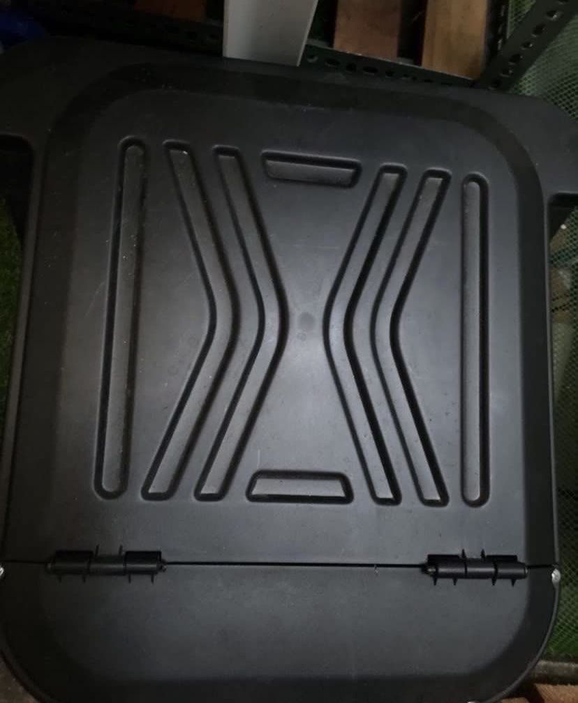 E-bike top box (Category: Body Parts and Accessories) located in Taguig. Submitted by ceej0915 (Listing ID 1461159317, Image 2). Description: Black e-bike top box - Includes a lock for security - Features a reflector for visibility - Durable plastic construction - Hinged lid with a distinctive design - Rectangular shape with a curved front - Comes with mounting hardware.