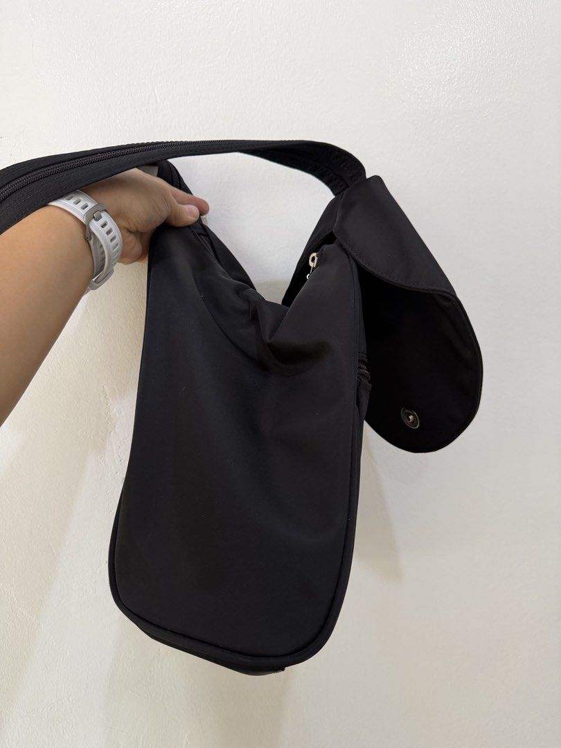 Ellesse Black Nylon Backpack Bag (Category: Backpacks) located in Manila. Submitted by escarchame98247 (Listing ID 1461143575, Image 2). Description: - Brand: Ellesse - Material: Black Nylon - Closure: Flap with magnetic snap - Main Compartment: Zippered - Straps: Adjustable - Style: Simple and functional - Ideal for: Everyday use.