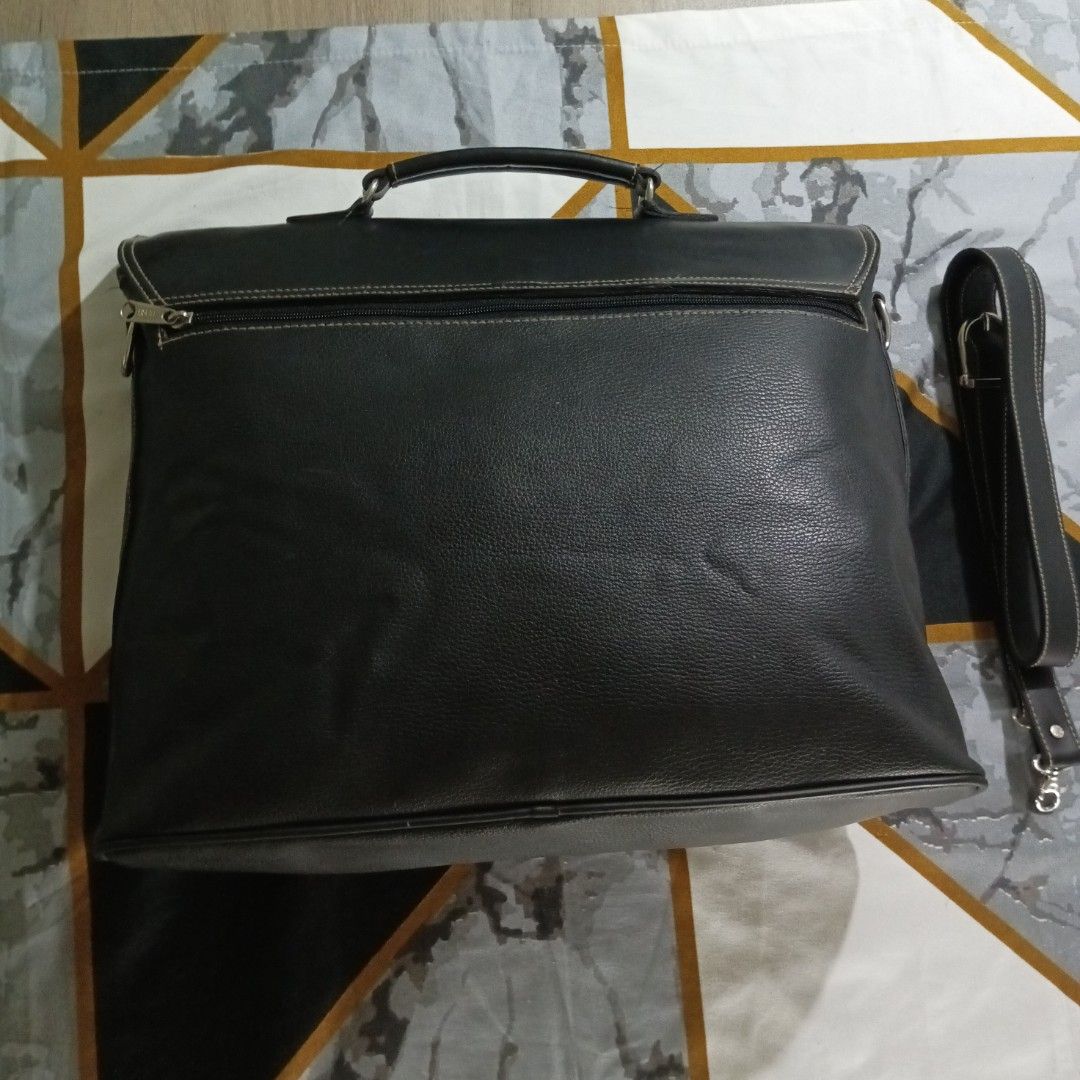 ESPRIT Black Messenger/Briefcase Bag (Category: Sling Bags) located in Manila. Submitted by sirr_mikee (Listing ID 1461115892, Image 3). Description: Brand: ESPRIT ‎ ‎Condition (9.5/10): Pre-loved with minimal signs of use/flaws. Please refer to the photos for the actual condition. ‎ ‎Dimensions ‎Length: 15 inches to 16 inches ‎Height: 13 inches ‎Width: 5 inches ‎ ‎Features: Synthetic Leather, Can be used as a hand carry, shoulder bag, or crossbo
