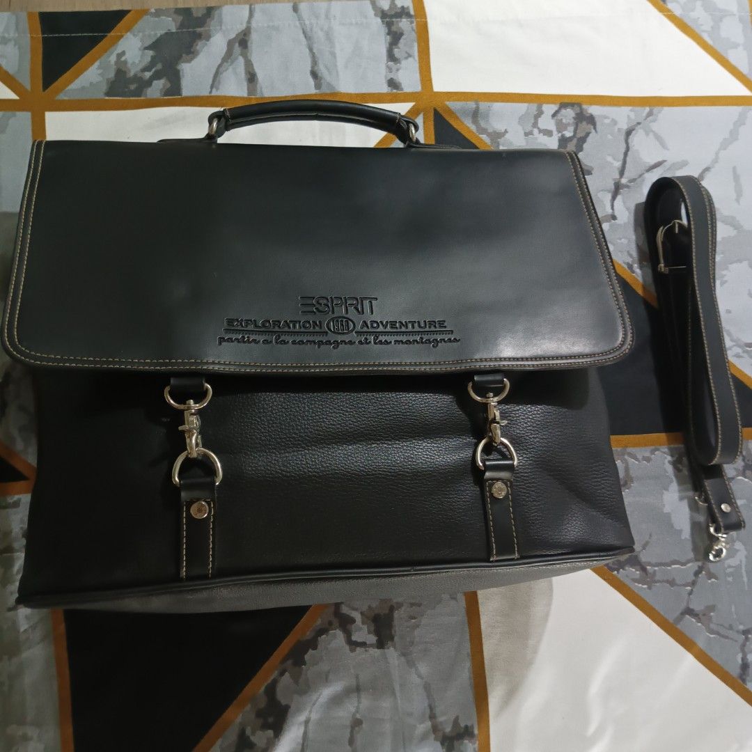 ESPRIT Black Messenger/Briefcase Bag (Category: Sling Bags) located in Manila. Submitted by sirr_mikee (Listing ID 1461115892, Image 2). Description: Brand: ESPRIT ‎ ‎Condition (9.5/10): Pre-loved with minimal signs of use/flaws. Please refer to the photos for the actual condition. ‎ ‎Dimensions ‎Length: 15 inches to 16 inches ‎Height: 13 inches ‎Width: 5 inches ‎ ‎Features: Synthetic Leather, Can be used as a hand carry, shoulder bag, or crossbo