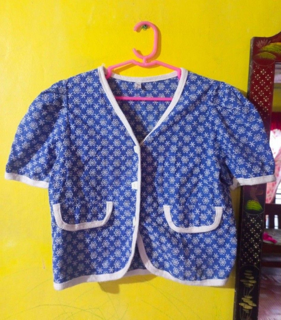 Eyelet Blue Semi Crop Size: Med-Large (Category: Blouses) located in Navotas City. Submitted by vanilla_sandalwood (Listing ID 1461157006, Image 3). Description: -Brand: Laladudu Class & Collection -Like New -Size: Med-Large -Good Condition -Eyelet Blue -Semi Crop.