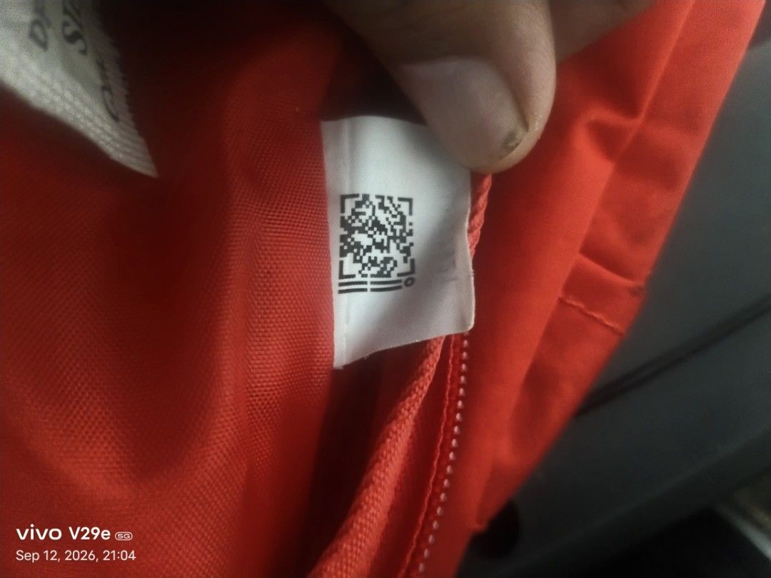Ferrari gear (Category: Luxury Bags & Wallets) located in Manila. Submitted by rarefalcon_8de8d4 (Listing ID 1461265187, Image 2). Description: niregalo lang Hindi nagustuhan kaya benta nalang kesa matambak.