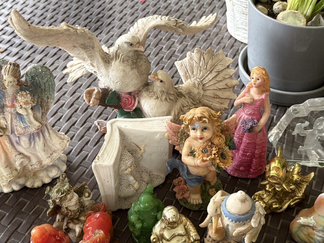 Figurine Collection Set. take all (Category: Figurines & Statues) located in Santa Maria. Submitted by amaly. (Listing ID 1461251230, Image 3). Description: Take all.