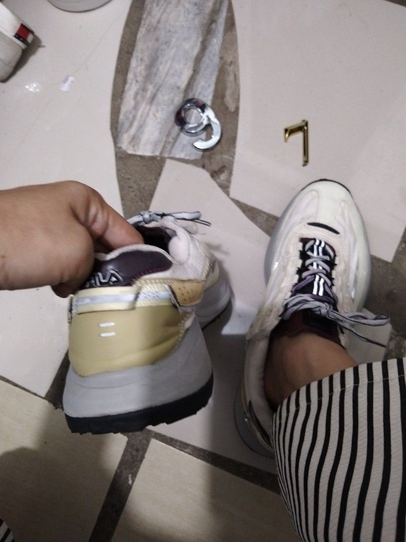 Fila (Category: Sneakers) located in El Salvador. Submitted by francheskaukayukay (Listing ID 1461170108, Image 3). Description: .