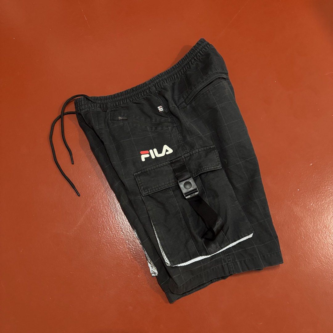FILA 6POCKETS CARGO UTILITY SHORTS (Category: Shorts) located in Pasig City. Submitted by buzzthrifty (Listing ID 1461227895, Image 1). Description: SIZE 30-34WAIST 21 LENGTH EXCELLENT CONDITION WASH LANG KONTI .