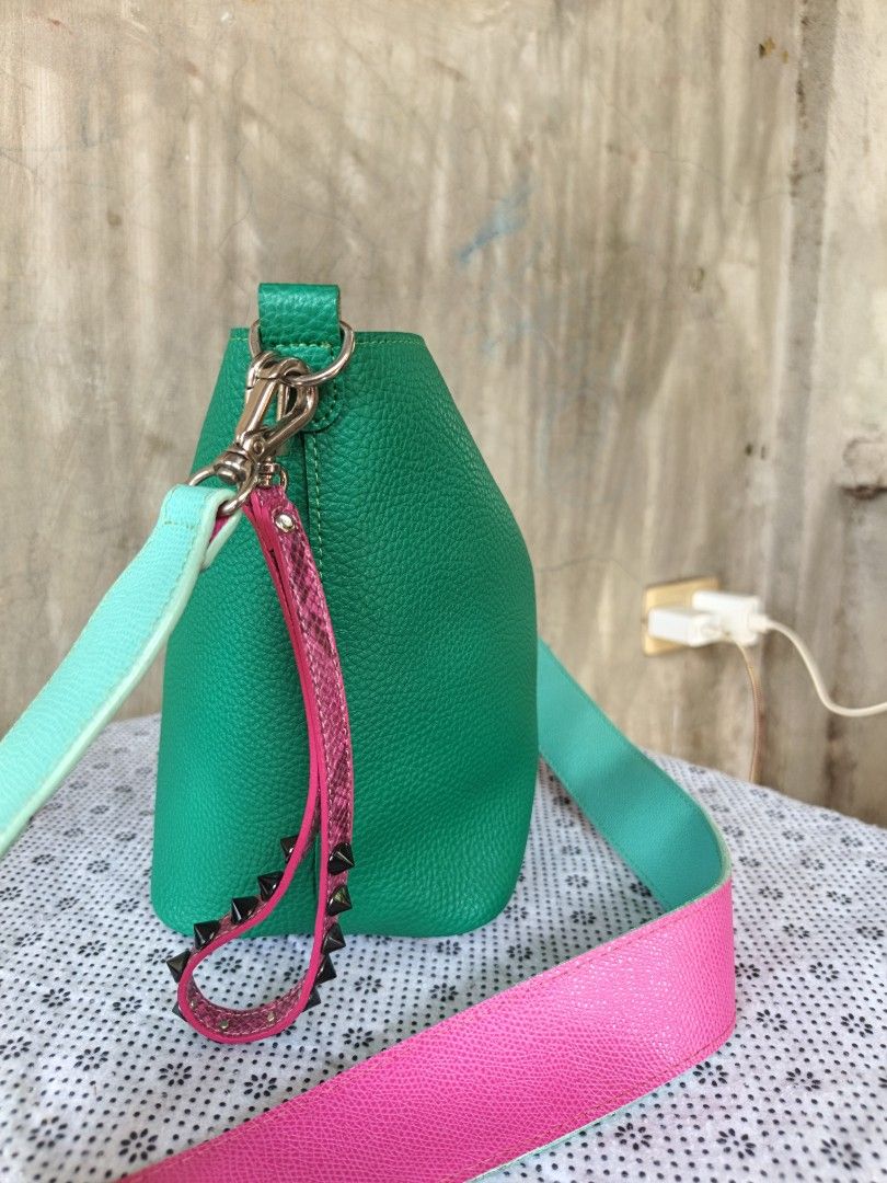 Find Kapoor bucket style (Category: Shoulder Bags) located in Manila. Submitted by ukay-ukaybylyn (Listing ID 1461124553, Image 2). Description: good condition 💯 minimal color transfer kita sa picture likod nya.