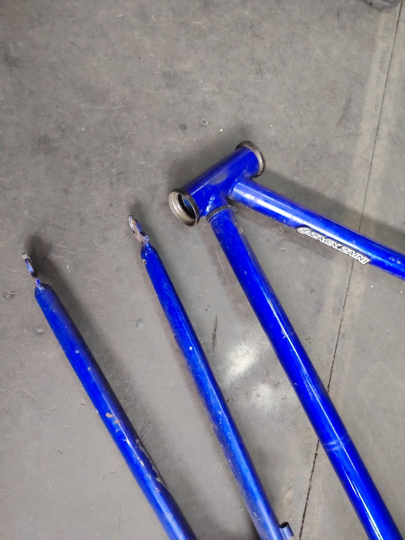 Fixie frameset (Category: Bicycles) located in Kuala Lumpur. Submitted by jiwabasikalshop (Listing ID 1461201101, Image 2). Description: Fixie frame Steel is real Size M Tt 56 St 51 Frame fork stem seatpost carbon saddle Rm199 jer 0123045668.