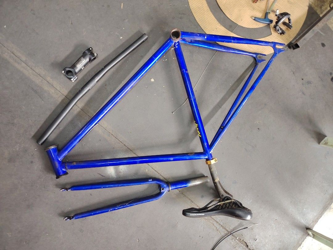 Fixie frameset (Category: Bicycles) located in Kuala Lumpur. Submitted by jiwabasikalshop (Listing ID 1461201101, Image 1). Description: Fixie frame Steel is real Size M Tt 56 St 51 Frame fork stem seatpost carbon saddle Rm199 jer 0123045668.