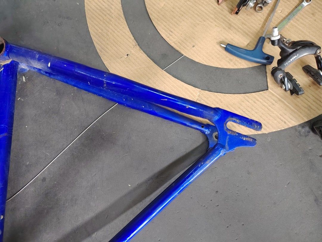 Fixie frameset (Category: Bicycles) located in Kuala Lumpur. Submitted by jiwabasikalshop (Listing ID 1461201101, Image 3). Description: Fixie frame Steel is real Size M Tt 56 St 51 Frame fork stem seatpost carbon saddle Rm199 jer 0123045668.