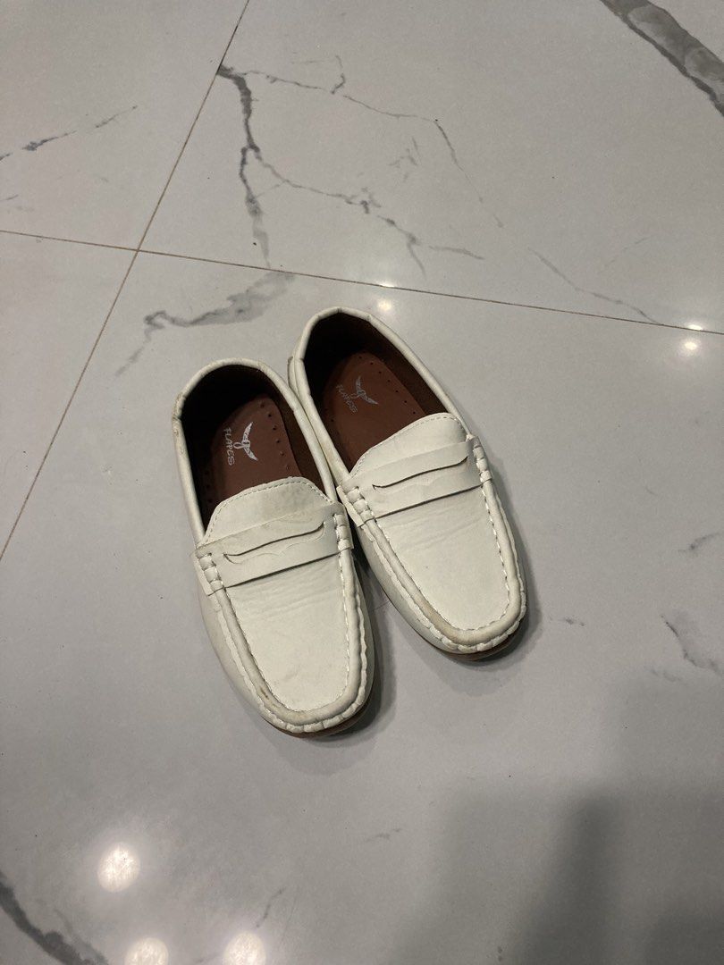 FLAMES White Leather Penny Loafers (Category: Babies & Kids Fashion) located in Batangas. Submitted by jaine0731 (Listing ID 1461249710, Image 1). Description: - Brand: FLAMES - Material: White Leather - Style: Classic Penny Loafer, Slip-on - Comfort: Comfortable for everyday wear - Ready for a new owner.