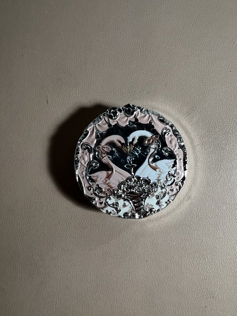 Flower knows blush swan edition (Category: Makeup) located in Valenzuela. Submitted by decluttering.manila (Listing ID 1461244581, Image 1). Description: - Adorable swan design on the lid - Includes pressed powder compact - Ornate silver-tone casing - Soft pink powder with embossed pattern - Ideal for convenient touch-ups - Clear mirror inside.