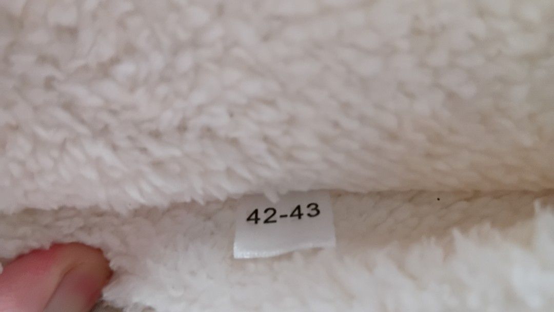 Fluffy Cat Slippers (Category: Slippers and slides) located in Antipolo. Submitted by imperial_trader (Listing ID 1461162082, Image 3). Description: *NEGOTIABLE/OPEN TO OFFERS as well - offers will be considered until a deal is made (items are delivered to the buyer and payment is made) - auto accept price: Php 250 - new, unused - size: Chinese: 42/43, US: 9.5-10, Europe: 41/42.