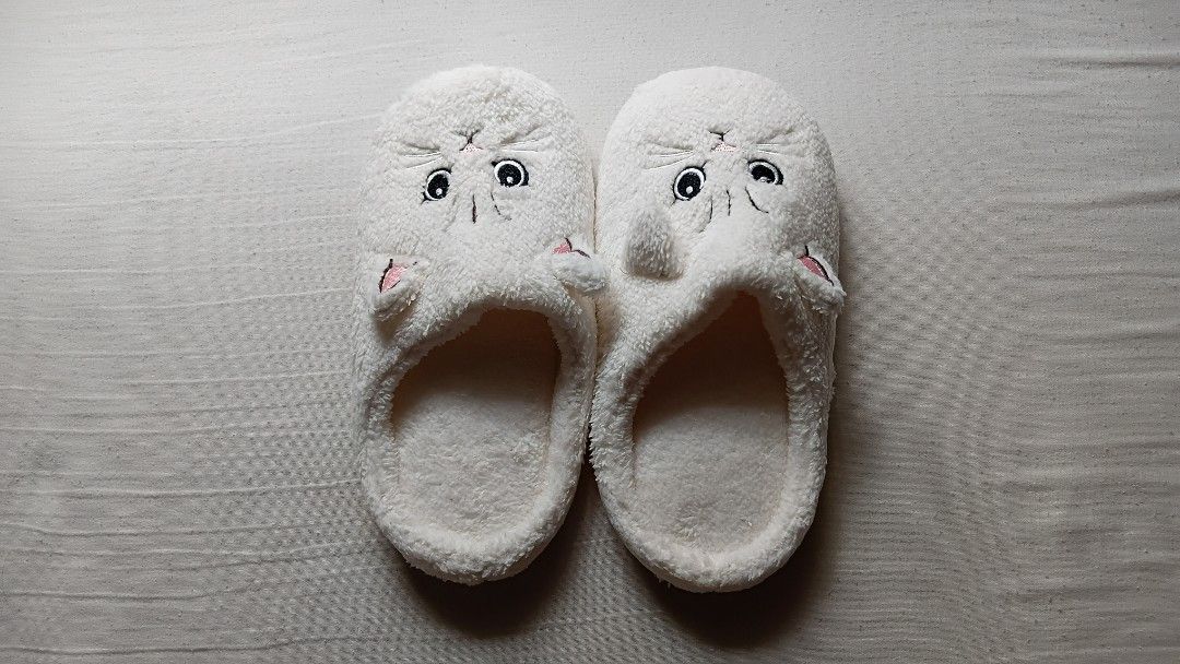 Fluffy Cat Slippers (Category: Slippers and slides) located in Antipolo. Submitted by imperial_trader (Listing ID 1461162082, Image 2). Description: *NEGOTIABLE/OPEN TO OFFERS as well - offers will be considered until a deal is made (items are delivered to the buyer and payment is made) - auto accept price: Php 250 - new, unused - size: Chinese: 42/43, US: 9.5-10, Europe: 41/42.