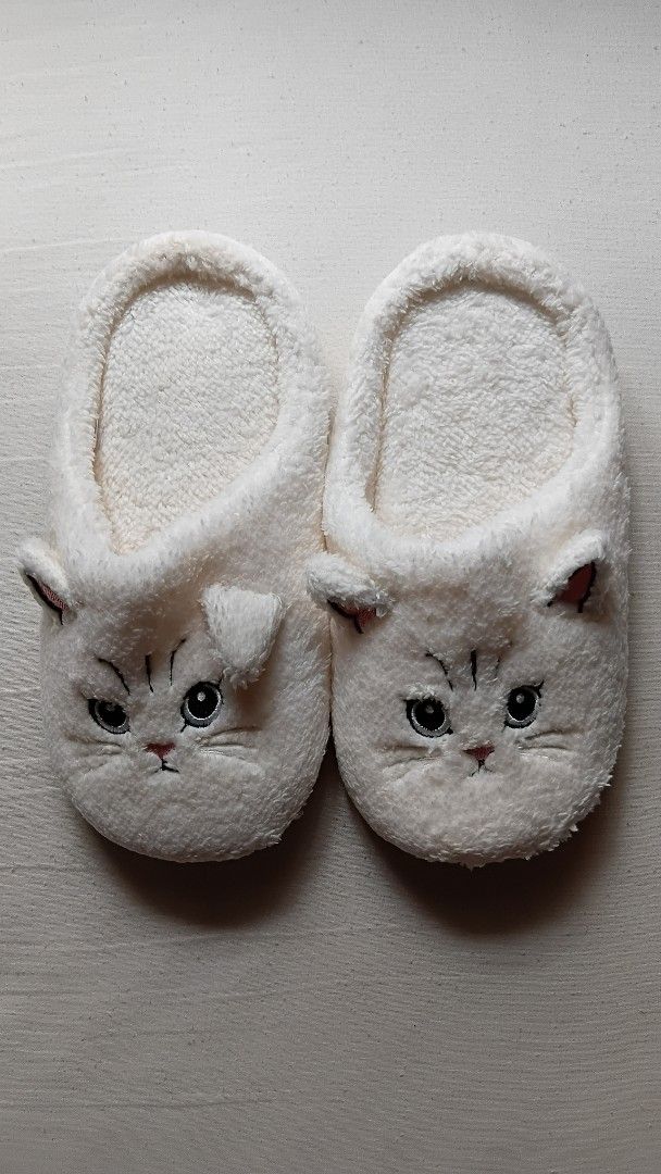 Fluffy Cat Slippers (Category: Slippers and slides) located in Antipolo. Submitted by imperial_trader (Listing ID 1461162082, Image 1). Description: *NEGOTIABLE/OPEN TO OFFERS as well - offers will be considered until a deal is made (items are delivered to the buyer and payment is made) - auto accept price: Php 250 - new, unused - size: Chinese: 42/43, US: 9.5-10, Europe: 41/42.