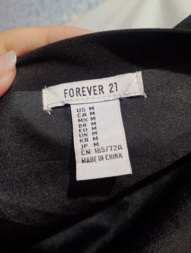 Forever 21 Black Short Sleeve Romper (Category: Rompers) located in Manila. Submitted by nievesolanna (Listing ID 1461278042, Image 2). Description: medium on tag. w/ side pockets. backless. 80 pesos LOC: SAMPALOC, MANILA.