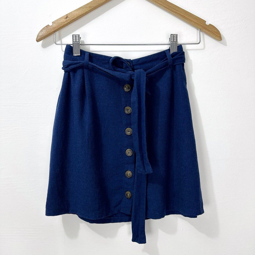 Forever 21 Buttondown Skirt (Category: Skirts) located in Taguig. Submitted by intransitforyou (Listing ID 1461277696, Image 1). Description: Fits 27.