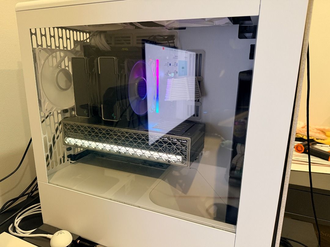 Full-set Gaming PC for sell. (Category: Desktops) located in Kuala Lumpur. Submitted by stanz_xp2025 (Listing ID 1461281363, Image 2). Description: Gaming PC Full Set for Sale PC Specifications: • AMD Ryzen 7 7800X3D • MSI MAG X870E Tomahawk WiFi • Sapphire NITRO+ Radeon RX 9070 XT 16GB • KLEVV CRAS V RGB 32GB DDR5 16GB x 2 6000MHz CL28 • HAVN BF 360 Flow Case - White with 3 Artic P140 pro fans •Corsair 1TB GEN-4 PCIE NVME SSD • Cooler Master 120