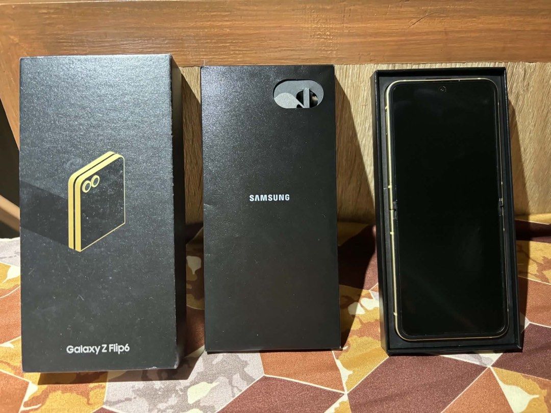 Galaxy Z Flip6 (Category: Samsung) located in Dasmarinas. Submitted by Anything_101 (Listing ID 1461171819, Image 3). Description: Good as new di mashado nagamit Extra phone pang cards lang.