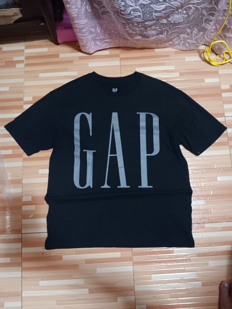 GAP SCRIPT TEE (Category: Tshirts & Polo Shirts ) located in Manila. Submitted by jhon_thrifters (Listing ID 1461231181, Image 1). Description: no issue 10 out of 10 color rate.